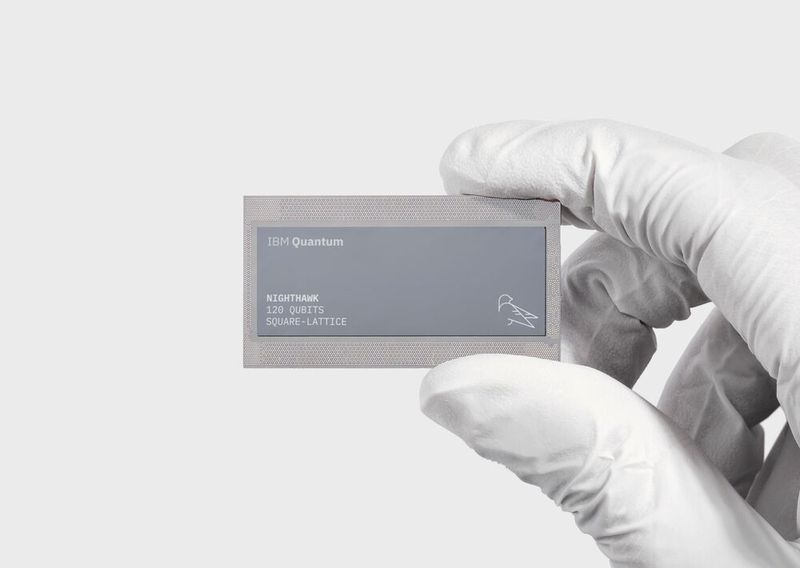 Ein IBM-Forscher hält einen „IBM Quantum Nighthawk“-Chip in der Hand.  (Bild: IBM)