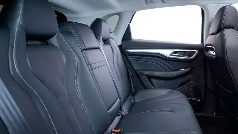 Der Innenraum ist gerääumig, vorne gibt es belüftete und heizbare Sitze. (Bild: MG)