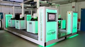 Damit Menschen und Roboter kollaborativ zusammenarbeiten können, braucht es mehr Verständnis zwischen den beiden. Und das wollen Forscher der HS Bochum mithilfe einer besonderen Cobot-Fertigungszelle erreichen. Hier heißt Grün, dass nichts passieren kann ... (Bild: Hochschule Bochum)