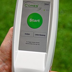 Das All-in-one-Medizingerät misst die Vitalwerte einer Person am Finger.(Bild:  stw-med-chip)