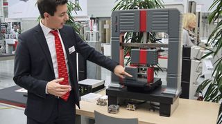 Michael Heier von Zwick Roell präsentierte bei einem Messerundgang Prüflösungen aus dem Bereich E-Mobility. (Rebecca Vogt)