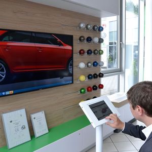 Auch im Showroom hat die Digitalisierung Einzug gehalten.(Bild:  Mauritz/»kfz-betrieb«)