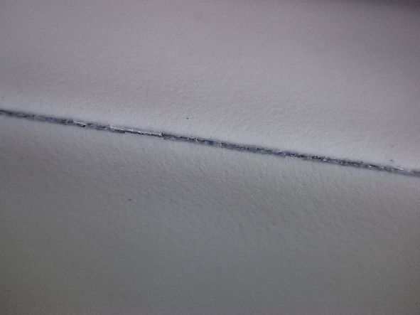 Bild „Unbearbeitet 1“: Blick auf die Schnittkante bei 50-facher Vergrößerung. Auf der unbearbeiteten Oberfläche hat sich gleich nach dem Aushärten ein Riss gebildet. Bild: Lissmac (Archiv: Vogel Business Media)