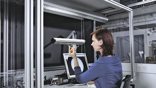 Optimierte Arbeitsplätze wie dieser zur Sichtprüfung von Kunststofflinsen senken den Krankenstand um zwei Prozentpunkte.  (Bild: Waldmann)