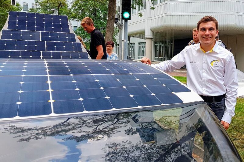 Entwickler Kyron Pijpers vor den fünf Quadratmetern Solardach des Stella Vie. (SP-X/Peter Weißenberg)