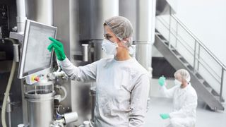 Basis für die Zusammenarbeit ist die von der Syntegon-Tochter Hüttlin entwickelte Xelum-Plattform, die beide Partner gemeinsam weiterentwickeln und als Standard für die kontinuierliche Produktion in der pharmazeutischen Industrie etablieren wollen.  (RALPH_KLOHS)