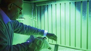 Vor und bei der Rissprüfung von Flugzeugteilen fallen stark verschmutzte Abwässer an. Jet Aviation bereitet sie jetzt mit einer Vakuumdestillationsanlage auf. (H2O)