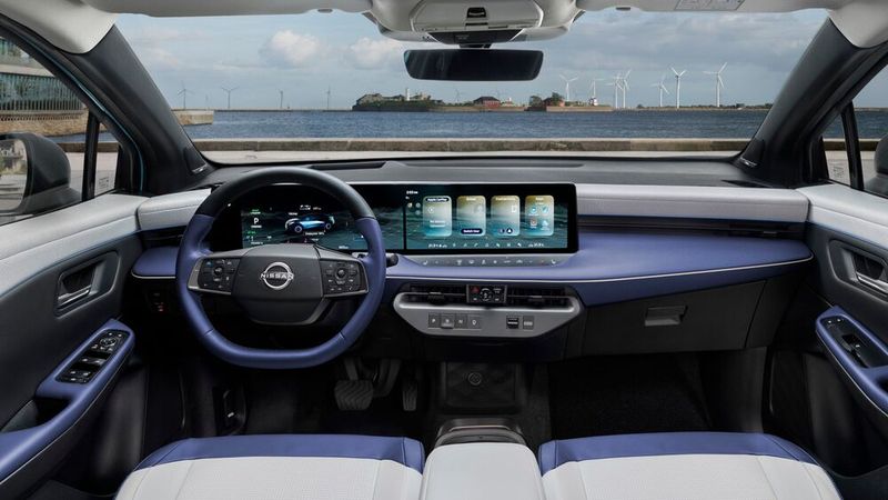 Das Cockpit prägt ein großer Doppel-Screen. (Bild: Nissan)