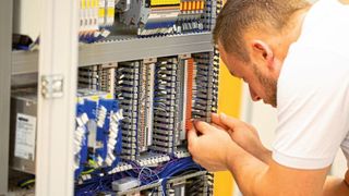 Maschinen und Anlagen werden immer intelligenter, der Anteil an Mechanik sinkt und Software wie Elektronik werden immer wichtiger. Das spiegelt sich auch im Schaltschrank wider – dort wird es oft eng.