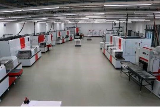 Im Kompetenz-Zentrum der Pero AG in Königsbrunn stehen 15 bis 17 Serien-Reinigungsanlagen, auf denen regelmäßig Testreinigungen von 110 Kundenbauteilen durchgeführt und neueste Technologien präsentiert werden. Darüber hinaus finden hier Schulungen und Validierungen von Maschinenverbesserungen statt. Im Kompetenz-Zentrum der Pero AG in Königsbrunn stehen 15 bis 17 Serien-Reinigungsanlagen, auf denen regelmäßig Testreinigungen von 110 Kundenbauteilen durchgeführt und neueste Technologien präsentiert werden. Darüber hinaus finden hier Schulungen und Validierungen von Maschinenverbesserungen statt.
