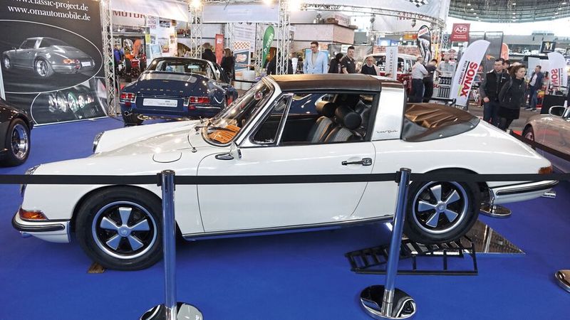 Porsche-911-F-Modelle gibt es wie Sand am Meer. Doch ein sogenannter Faltscheiben-Targa ist schon etwas seltenes. Denn statt einer festen Heckscheibe aus Glas besitzt er eine aus Cabrioverdeckstoff samt Kunststoffscheibe. (Bild: Dominsky –  »kfz-betrieb«)