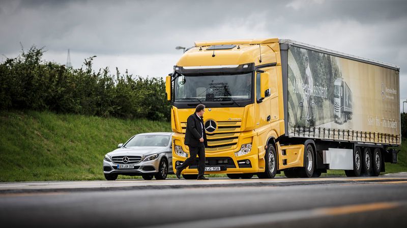 ... etwa, wenn ein Mensch die Fahrbahn quert und der Truck mit 80 km/h auf ihn zufährt. Ingo Scherhaufer, Leiter Fahrerassistenzsysteme bei Mercedes-Benz Trucks, stellte sich dem neuen Actros mit ABA 4 und Personenerkennung in den Weg (Foto). Der 40-Tonner quittierte die Notbremsung mit nickendem Fahrerhaus, als er in etwa zwei Metern Abstand vor Scherhaufer zum Stehen kam. (Daimler)