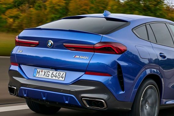Die Heckpartie wirkt jetzt richtig plastisch, kombiniert gleich vier Ebenen zu einem neuen Ganzen. Was Kritiker als „zerklüftet“ bezeichnen würden, nennt BMW „athletische Silhouette“.