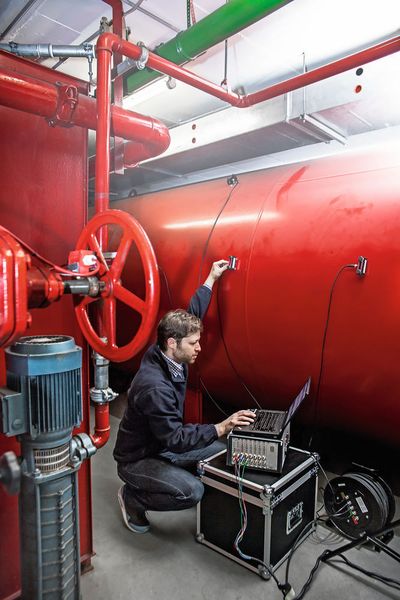 Zerstörungsfreie Prüfung von Druckgeräten mittels Schallemissionsanalyse. (Bild: TÜV Süd)