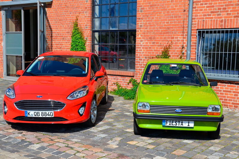 Zwischen beiden Autos liegen gut 40 Jahre Automobilgeschichte: die neue Fiesta-Generation und der Fiesta der ersten Generation, Baujahr 1976. (Mauritz)