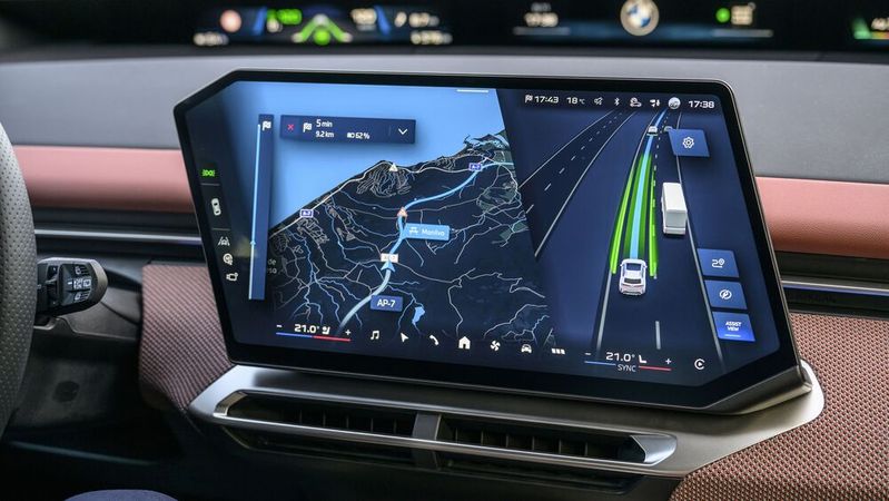Der neue BMW iX3 50 xDrive ermöglicht automatisiertes Fahren mit dem BMW Autobahnassistenten. Ab 1.4.2026 können – sofern der Kunde zustimmt – Daten ereignisbezogener Verkehrssituationen erhoben werden, um Assistenzsysteme zu verbessern.(Bild:  Uwe Fischer)