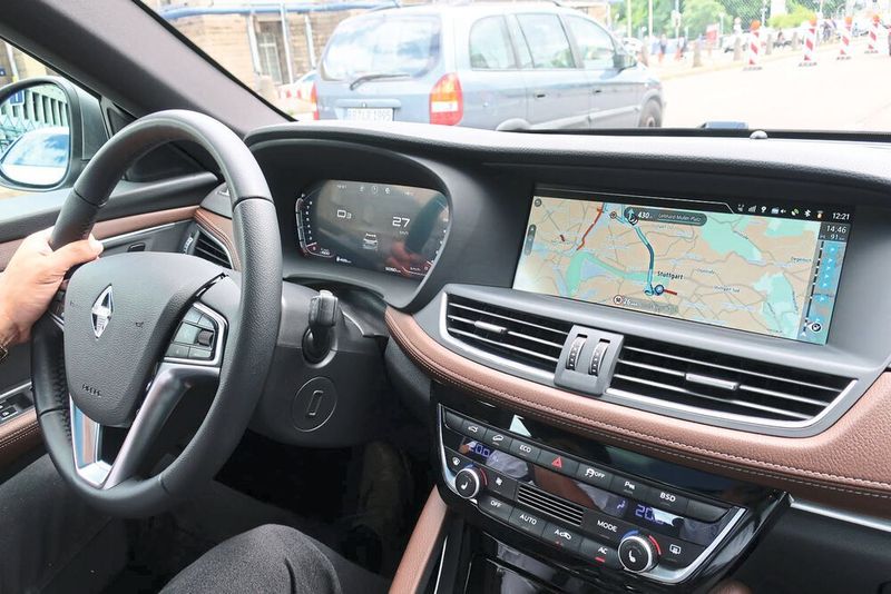 Auffällig ist das 12,3 Zoll große Touchscreen-Display. (Wehner / »kfz-betrieb«)