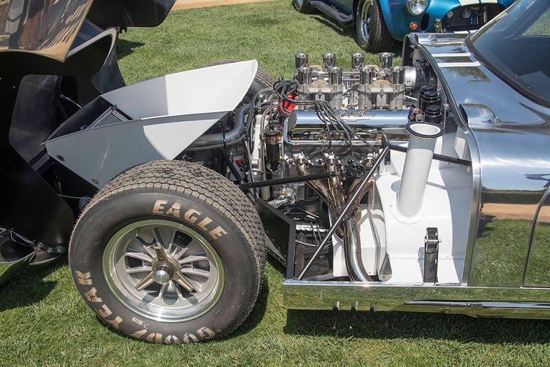 Das erste der sechs Autos wurde nun bei einer Oldtimer-Motorsport-Veranstaltung in Laguna Seca gezeigt. Einen Preis nennt Shelby American nicht, ein originalgetreuer Nachbau mit kleinem Motor schlägt mit 350.000 Dollar (300.000 Euro) zu Buche. (Shelby American)