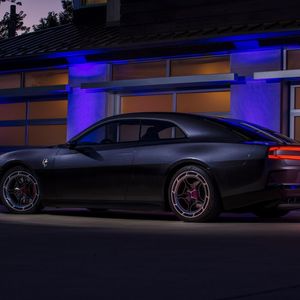 Technische Daten verrät Dodge noch nicht. Das Modell soll aber bessere Fahrwerte erreichen als der Charger Hellcat mit V8-Verbrennungsmotor.(Bild:  Dodge)