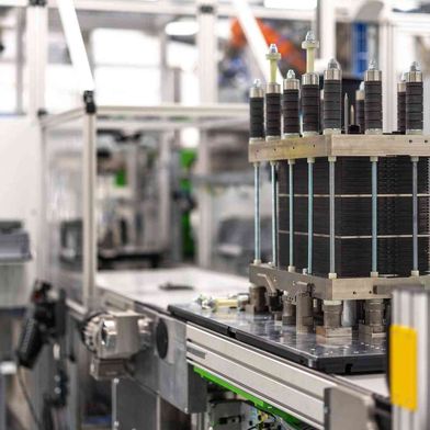 Bei einem Stack werden zahlreiche Einzelzellen in Reihe geschaltet, die elektrische Gleichspannung nutzen, um Wasser in Wasserstoff und Sauerstoff zu spalten.  (Bild: Quest One)