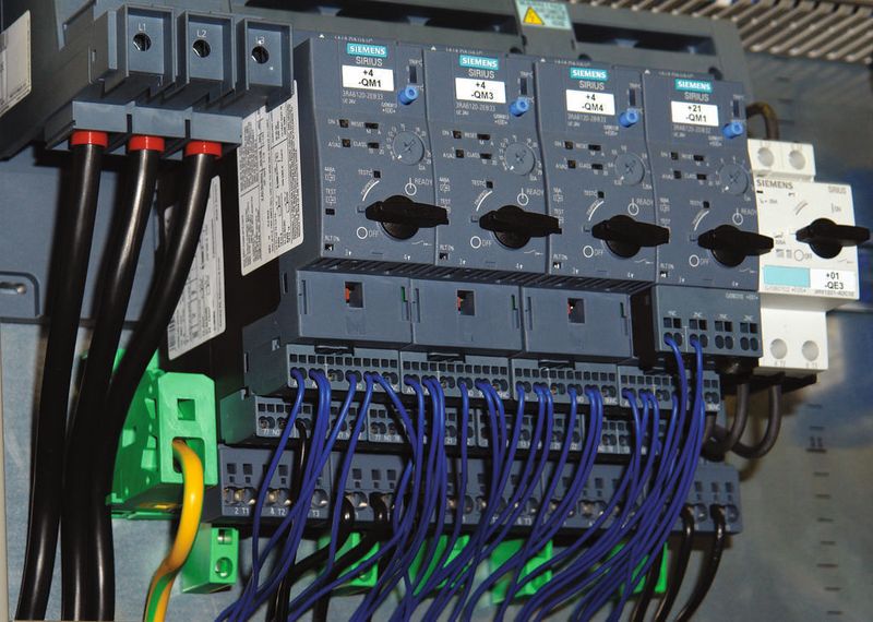 Der Kompaktabzweig Sirius 3RA6 besitzt eine zusätzliche PE-Schiene. So können Motoren direkt verdrahtet werden; eine sonst übliche Koppelebene entfällt komplett. (Archiv: Vogel Business Media)