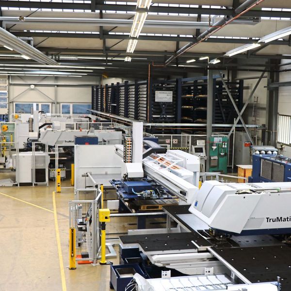 Effizient und wirtschaftlich: Der Blechfertiger Hans Eberle AG in Ennenda hat in den zurückliegenden Jahren vor allem umfassend in die Automation investiert und unter anderem mehrere Stanz-Laser-Schneidmaschinen mit Hochregallagern verkettet. (Bild: Hans Eberle AG)