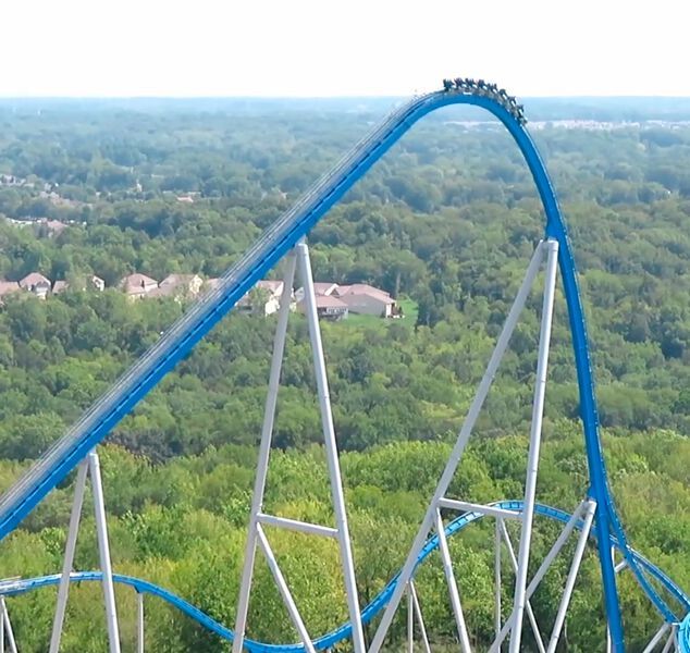 Orion ist eine beeindruckende Stahlachterbahn, die sich im Kings Island Park in Mason, Ohio, USA, befindet. Orion erreicht eine beeindruckende Höchstgeschwindigkeit von etwa 147 km/h und erreicht eine Höhe von etwa 91 Metern. Die Strecke der Orion erstreckt sich über eine Länge von etwa 1.640 Metern und bietet eine Kombination aus schnellen Abfahrten, dynamischen Kurven und spektakulären Airtime-Hügeln. (Bild: The drop of the roller coaster Orion, at Kings Island.png / Airtime Thrills Raw Footage / CC BY-SA 4.0)
