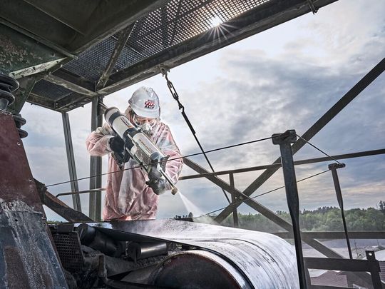 Eine Beschichtung verlängert den Lebenszyklus des Fördergurtes und schließt Lücken in zeitkritischen Prozessen. Solange kein kompletter Austausch des Gurtes notwendig ist, ermöglicht das Produkt eine mehrfach wiederholbare und wirtschaftliche Instandsetzung. (Bild:  Rema Tip Top)