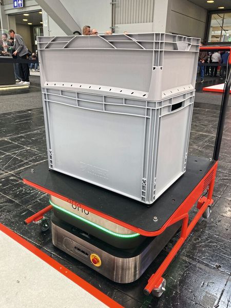 Er kann durch Anheben der Plattform Lasten selbst aufnehmen und damit den Workflow in der Fabrik automatisieren. (Bild: Stefanie Michel)