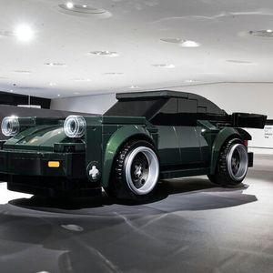 Sie finden, dass dieses Jubiläumsfahrzeug, ein 911 Turbo in Oakgrün Metallic, ein bisschen eckig wirkt? Stimmt, denn schließlich ist es ein Lego Big Brick! (Bild:  Porsche)