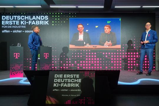 Bei der Vorstellung der KI-Fabrik im Gespräch  (v.l.n.r.): Ferri Abolhassan, CEO T-Systems, Thomas Saueressig, Vorstandsmitglied der SAP, Christian Klein, CEO der SAP und Tim Höttges, CEO der Deutschen Telekom.(Bild:  Deutsche Telekom AG/Cindy Albrecht, Robert Dieth)
