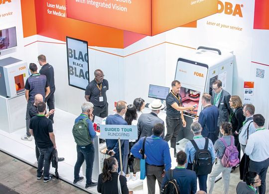 Die «MedtecLIVE» präsentiert jene Themen, Strategien und Innovationen, die die Medtech‑Wertschöpfung in den kommenden Jahren prägen werden. Um den Besucherinnen und Besuchern klare Wege durch die Vielzahl zukünftiger Technologien zu eröffnen, setzt die «MedtecLIVE» 2026 erneut auf «Guided Tours». Die Touren führen gezielt zu Organisationen und Unternehmen, die zentrale Zukunftsthemen bereits heute in die Praxis überführen – etwa im Bereich Digitalisierung oder Nachhaltigkeit.(Bild:  Juergen Roesner, Karlsruhe)