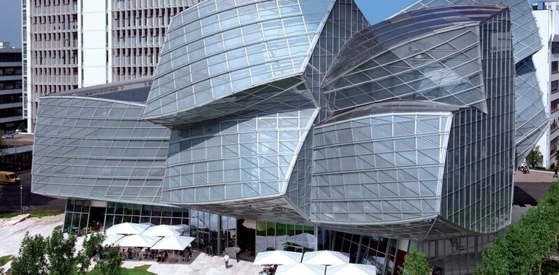 Das spektakuläre Gehry Building in Basel ist mit Solarzellen von Sunways ausgestattet. (Bild: Sunways)