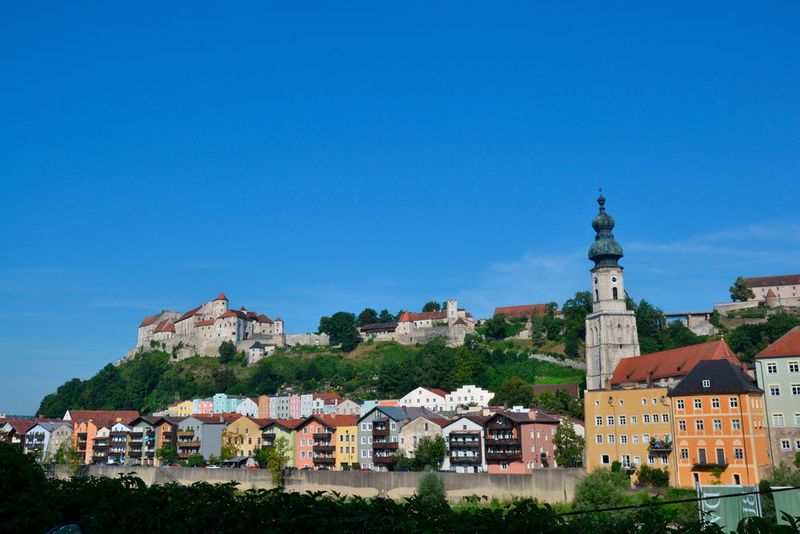Dort gibt es im Zentrum zwar keine Motorradparkplätze, dafür aber die längste Burganlage der Welt zu bestaunen. (Bild: Michel/»kfz-betrieb«)