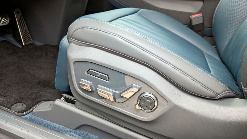 Für die Sitzverstellung gibt es richtige Schalter. (Bild: Rosenow – VCG)