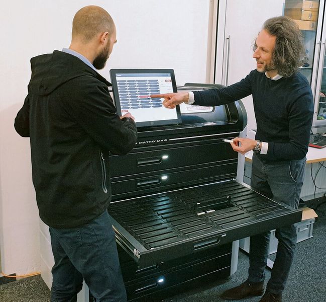 Geschäftsführer Christian Schunk (rechts) mit Ingersoll-Anwendungstechniker Thomas Kölbl am Matrix-­Maxi-Schrank der Schunk Präzisionswerk­zeuge GmbH in Coburg. (Bild: Ingersoll)