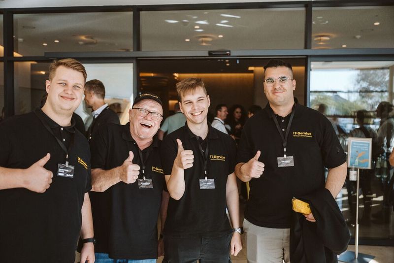 REINER SCT Service Partner IT-Service Wilfried Beeck: (v. l.) Steffen Arendt, W. Beeck, Cedrik Obladen und Bekir Karakus (Bild: REINER SCT)