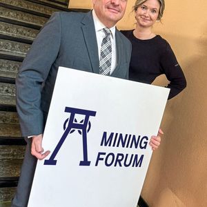 Prof. Dr.-Ing. Elisabeth Clausen, Leiterin des Institute for Advanced Mining Technologies der RWTH Aachen und Jens-Peter Lux, Geschäftsführer DMT Group.(Bild:  DMT Group)