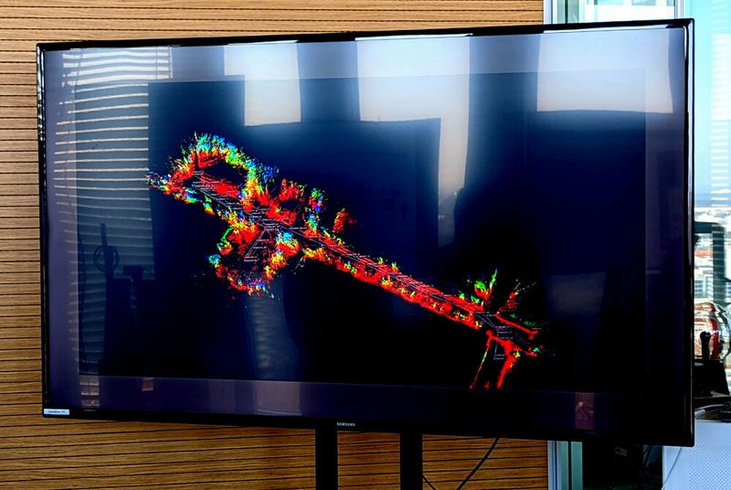 Der Spot-Variante von IBM baut schon während der Messungen einen Gebäudeplan auf. Obwohl er immer nur vier Meter weit schaut, kann er sich trotzdem in seinem eigenen Plan mit jeder Minute besser im Gebäude orientieren.  (Harald Karcher)