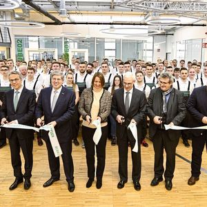 Die feierliche Eröffnung des Schaeffler-Ausbildungszentrums in
Schweinfurt: (v.l.) Theresia Nicola-Mann, Personalleiterin Standort Schweinfurt; Dr.
Stefan Spindler, Vorstand Industrie; Georg F. W. Schaeffler, Familiengesellschafter
und Aufsichtsratsvorsitzender der Schaeffler AG; Corinna Schittenhelm, Vorstand
Personal und Arbeitsdirektorin; Jürgen Ziegler, Regional CEO Europa; Jürgen
Wechsler, stellvertretender Aufsichtsratsvorsitzender; Petru-Catalin Scafaru, Werkleiter
Schweinfurt; Nicola Braun, Auszubildende zur Industriekauffrau.