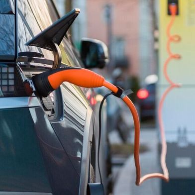 Gewerbekunden können auch dann von der Möglichkeit der Sonderabschreibung im Rahmen des Investitionsboosters profitieren, wenn sie gebrauchte Elektrofahrzeuge anschaffen. Das stellte nun der ZDK mit einer rechtsverbindlichen Antwort aus dem Bundesfinanzministerium klar.  (Bild: frei lizenziert)