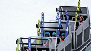 Die neue Berg-und-Talbahn der Adlerschanze in Hinterzarten ist eine moderne Zugseillösung von Wiegand. Ein Zug mit vier Wagen überwindet bei einem Tempo bis 2,4 m/s eine Höhendifferenz von 80 m. Da müssen die Bremsen halten was sie versprechen.  (Wiegand)