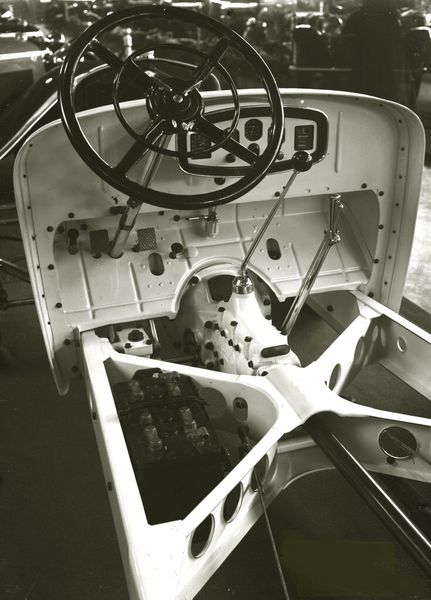 1927: Das erste Getriebe mit schräg verzahnten Steuer- und Getrieberädern („Aphongetriebe“). Es kam in teuren Fahrzeugen wie dem Horch 951A zum Einsatz. (Bild: ZF Friedrichshafen)