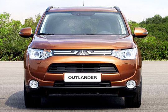 Abschied vom Haifischmaul: Augenfälligstes Merkmal des Newcomers ist die neu gestaltete Frontpartie mit dem dominanten Diamanten-Logo. (Foto: Mitsubishi)
