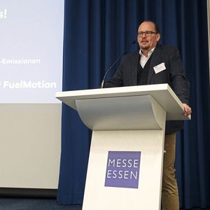 „Eine Kilowattstunde Strom kostet in Saudi-Arabien einen Cent. Da spielt das Wirkungsgradverhältnis bei der Erzeugung sogenannter E-Fuels überhaupt keine Rolle“, argumentierte Christian Nikolai, Beirat für das Thema alternative Kraftstoffe beim Oldtimerbundesverband Deuvet und Repräsentant von Fuel-Motion. (Bild:  Dominsky –  »kfz-betrieb«)