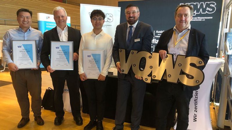 v.l.n.r.: Zheda Cao, Rainer Janecke, Long Cheng, VQWS-Vorstand Martin Hanke und VQWS-Zertifizierungsvorsitzender Dr. Volker Johne(Bild:  VCG/Juliana Pfeiffer)