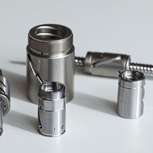 Gamme de pièces typiques d'Eichenberger Gewinde AG. Les pièces sont fabriquées en acier pour roulements à haute résistance et à copeaux longs. Il s'agit de pièces très complexes qui nécessitent de nombreuses opérations de fabrication différentes.(Source : Matthias Böhm)