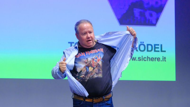 Vom Internet ins Darknet – Cyberspezialist Tobias Schrödel nahm die Teilnehmer mit auf seine Profihacker-Reise.    (Bild: Zietz VCG)