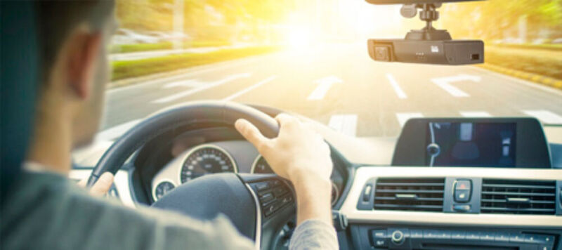 Das VIA Mobile360 D700 Fahrzeugsicherheitssystem verfügt über duale 1080p-Kameras, die gleichzeitig HD-Videomaterial aus Sicht des Fahrers sowie Bilder der aktuellen Straßenverhältnisse aufnehmen können.