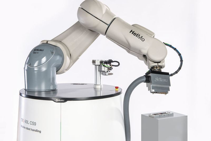Das mobile Robotersystem Helmo von Stäubli kann entweder Aufgaben vollautomatisiert in High Speed bei höchster Präzision erledigen oder bei Bedarf dem Menschen kollaborierend zur Seite stehen. (Stäubli)